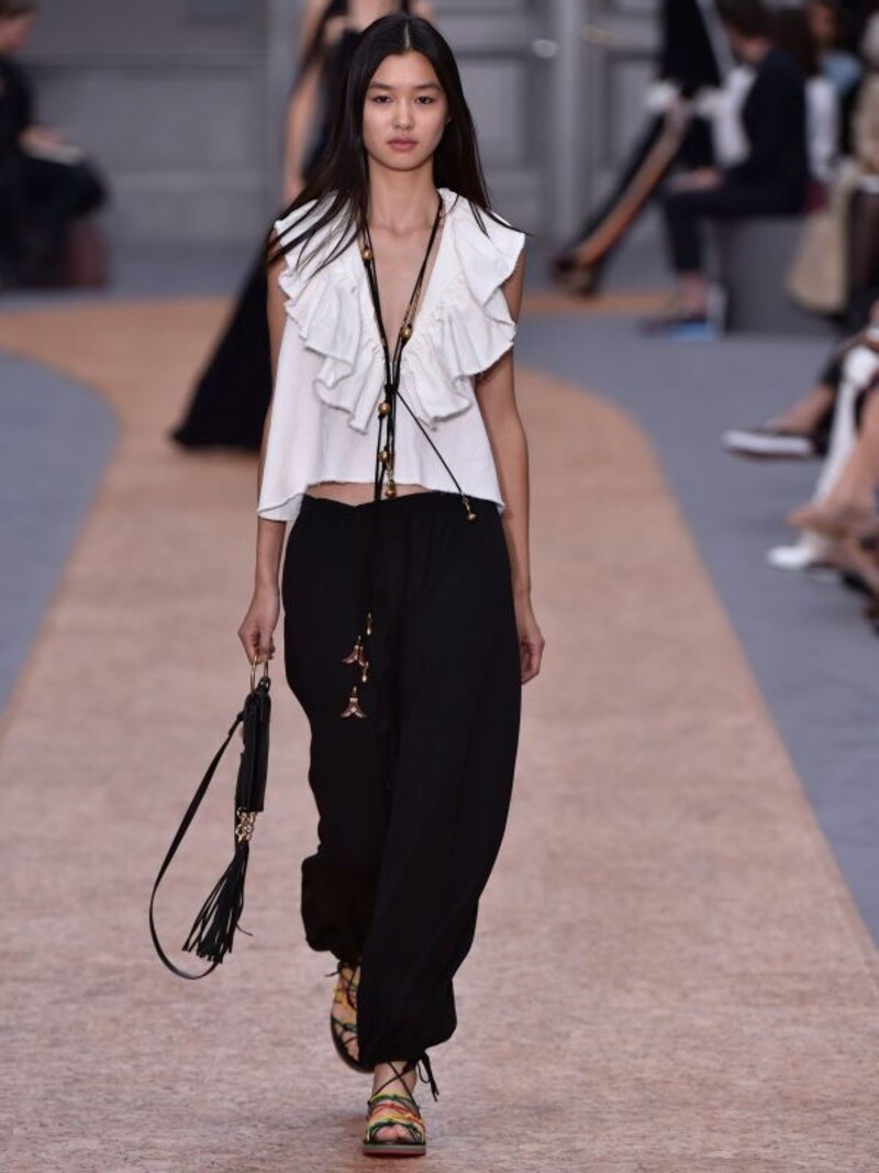 フリンジやレースアップでリズミカルな着姿にundefinedクロエ&nbsp;2016春夏パリコレクション