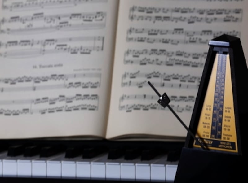 ピアノとメトロノームの写真