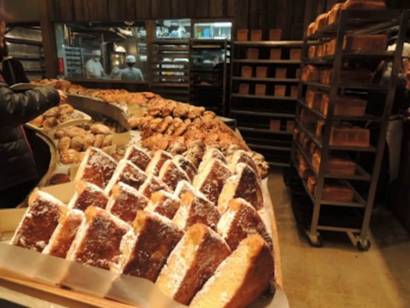 曲線を描く陳列棚もそろそろ終盤にさしかかる