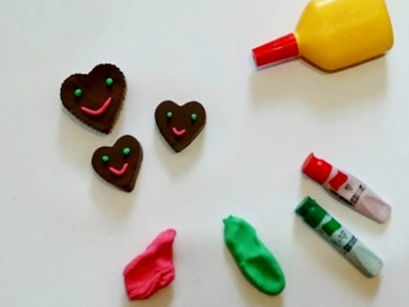 ハート型に目と口をつける