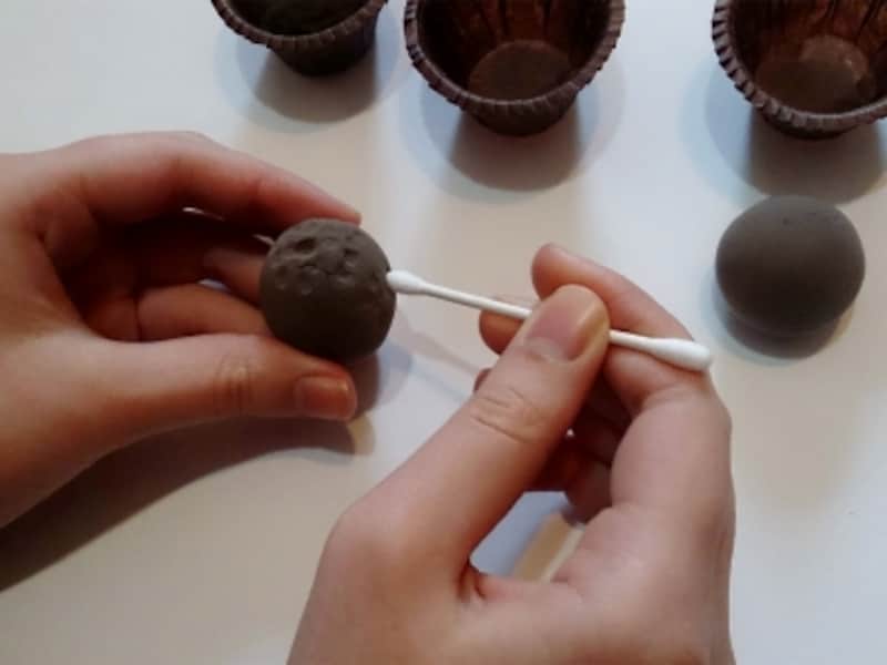 おだんごに綿棒の先で跡をつける