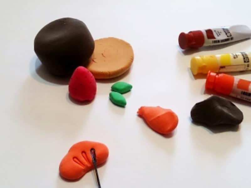 フルーツがのっているチョコレートケーキ作り