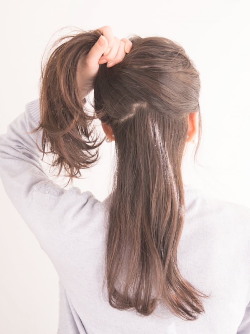 分け目がナチュラルになるように指でわけとる