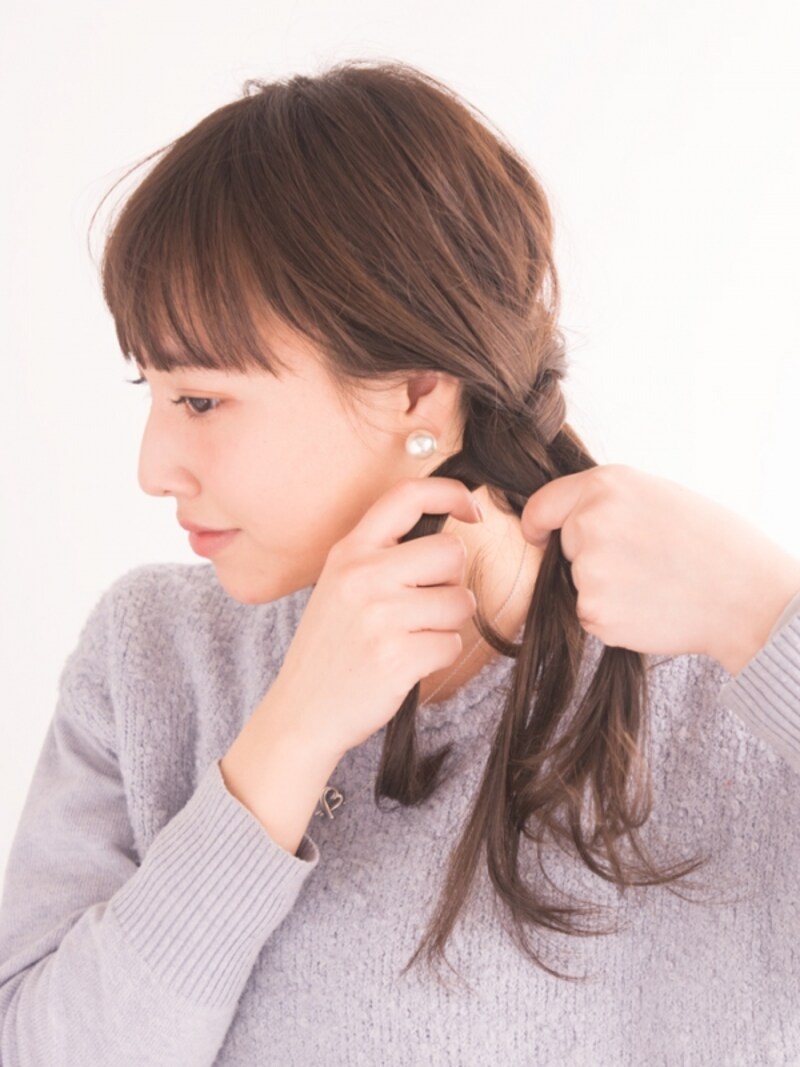 しっかり三つ編みする。この段階でゆるめに編むとボリュームがでないのでしっかり編みましょう