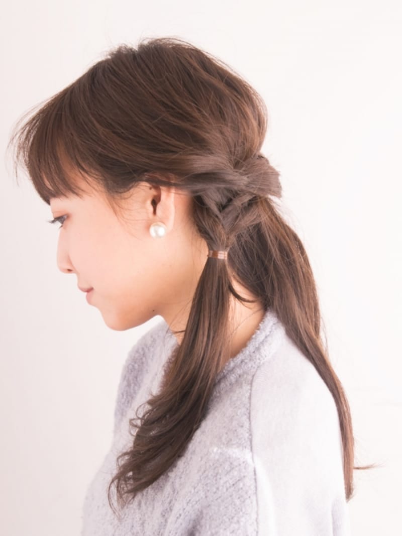 三つ編みしたらシリコンゴムでまとめる