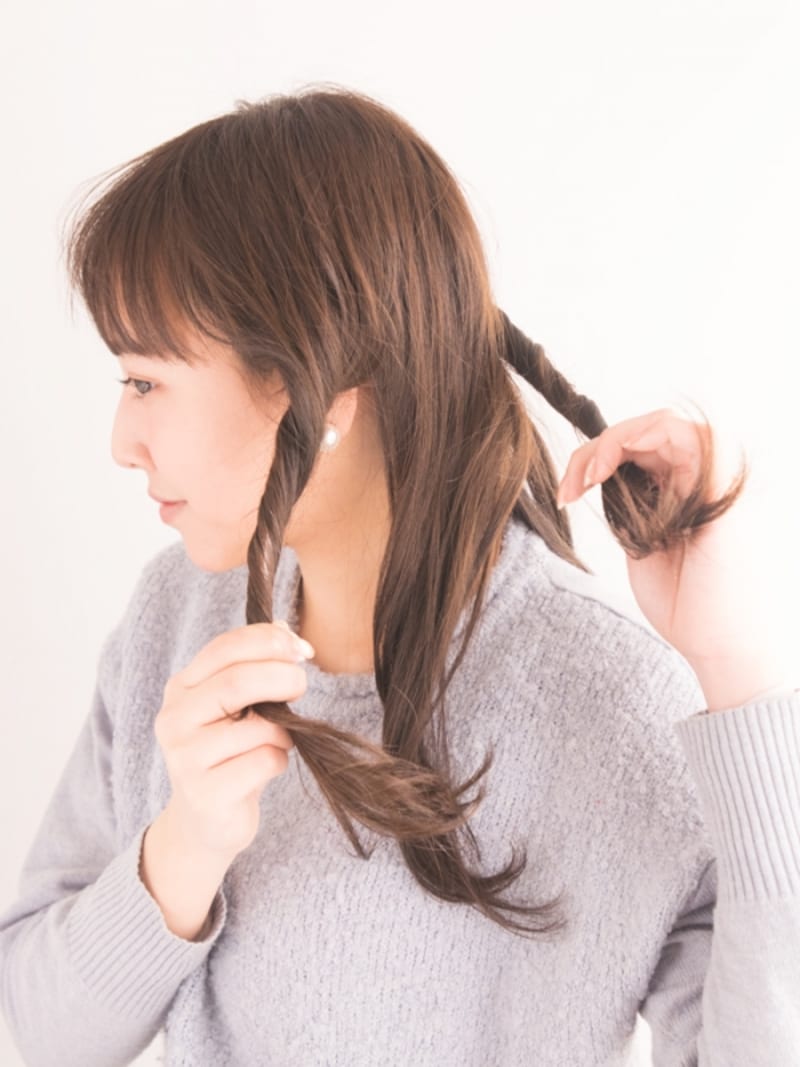 ややきつめにねじっておくと三つ編みのときにナチュラルなねじれになってちょうどよい