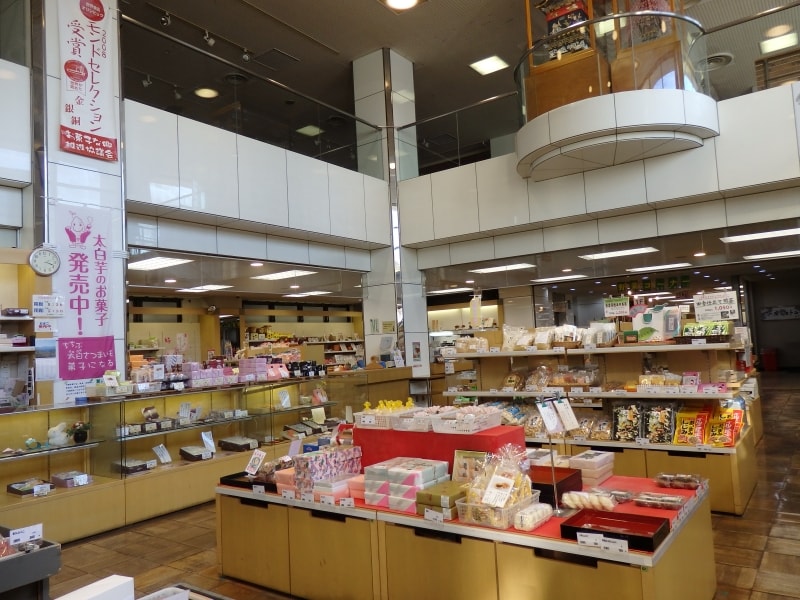 秩父駅ビルの中に並ぶバラエティー豊富なお土産