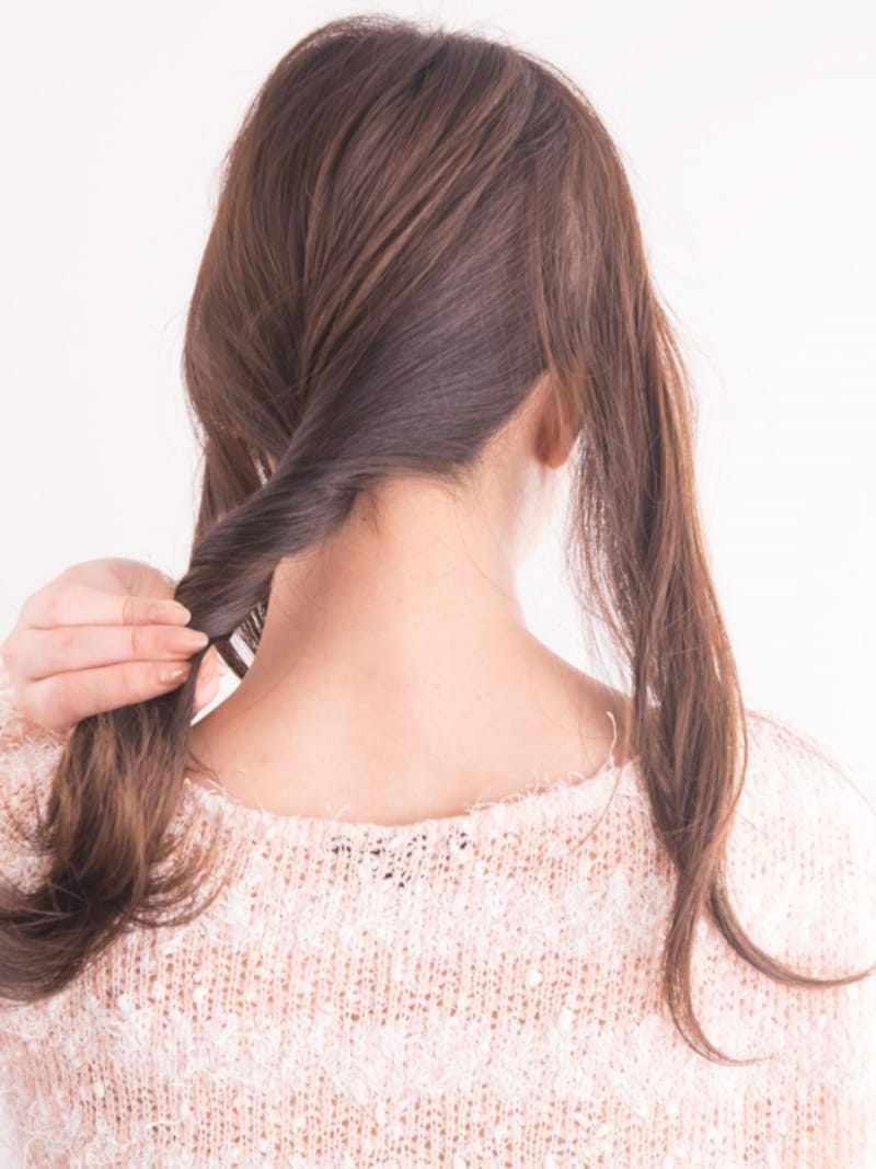 髪を3つの毛束に分けて、中央をねじる