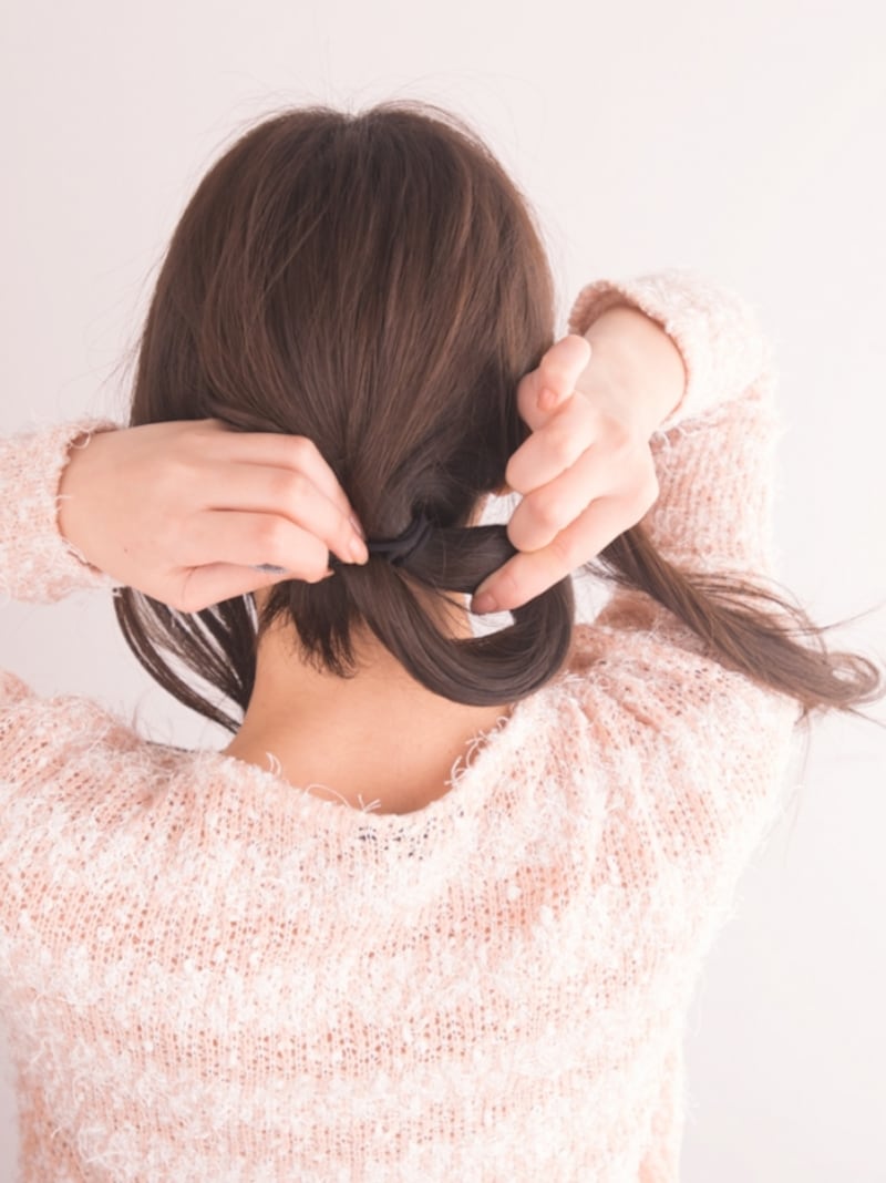 ねじった毛束をゴムで結び、輪っか状にする