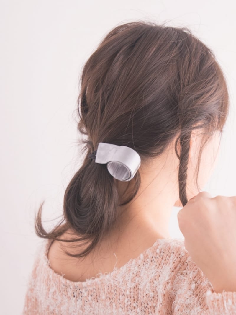 サイドの毛束を後ろに向かってねじる