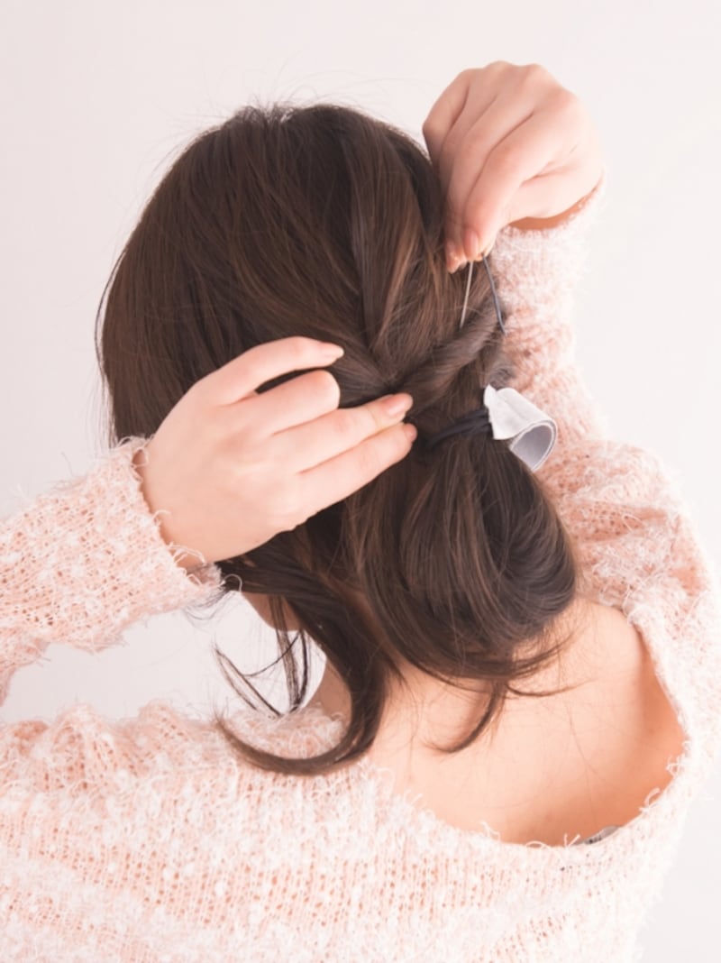 ねじった毛束をアメピンで留める