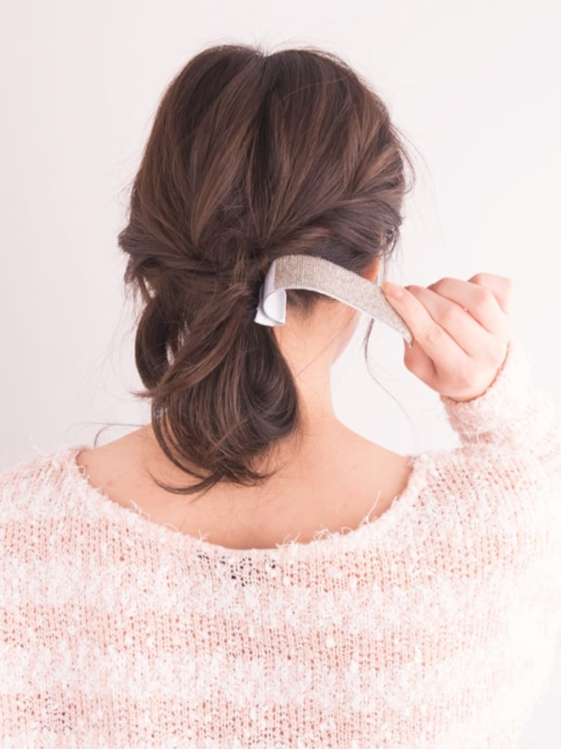 飾りゴムのバンドを巻きつけて結び目を隠す