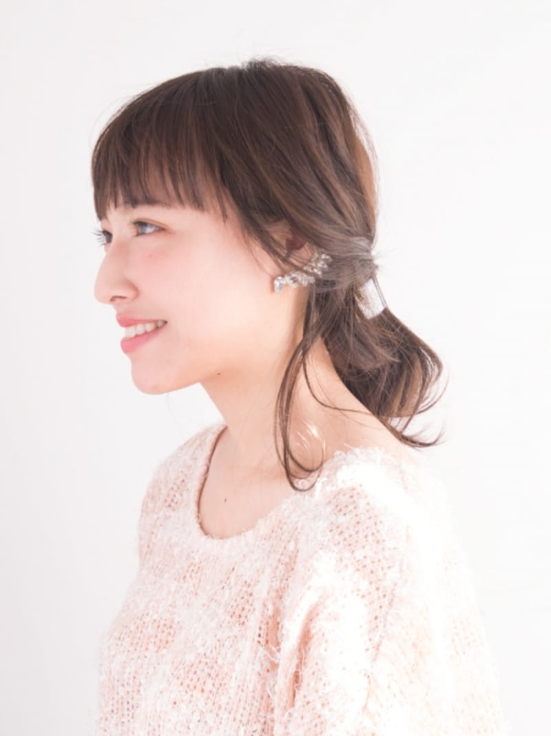 サイドの後れ毛がほどよい抜け感に