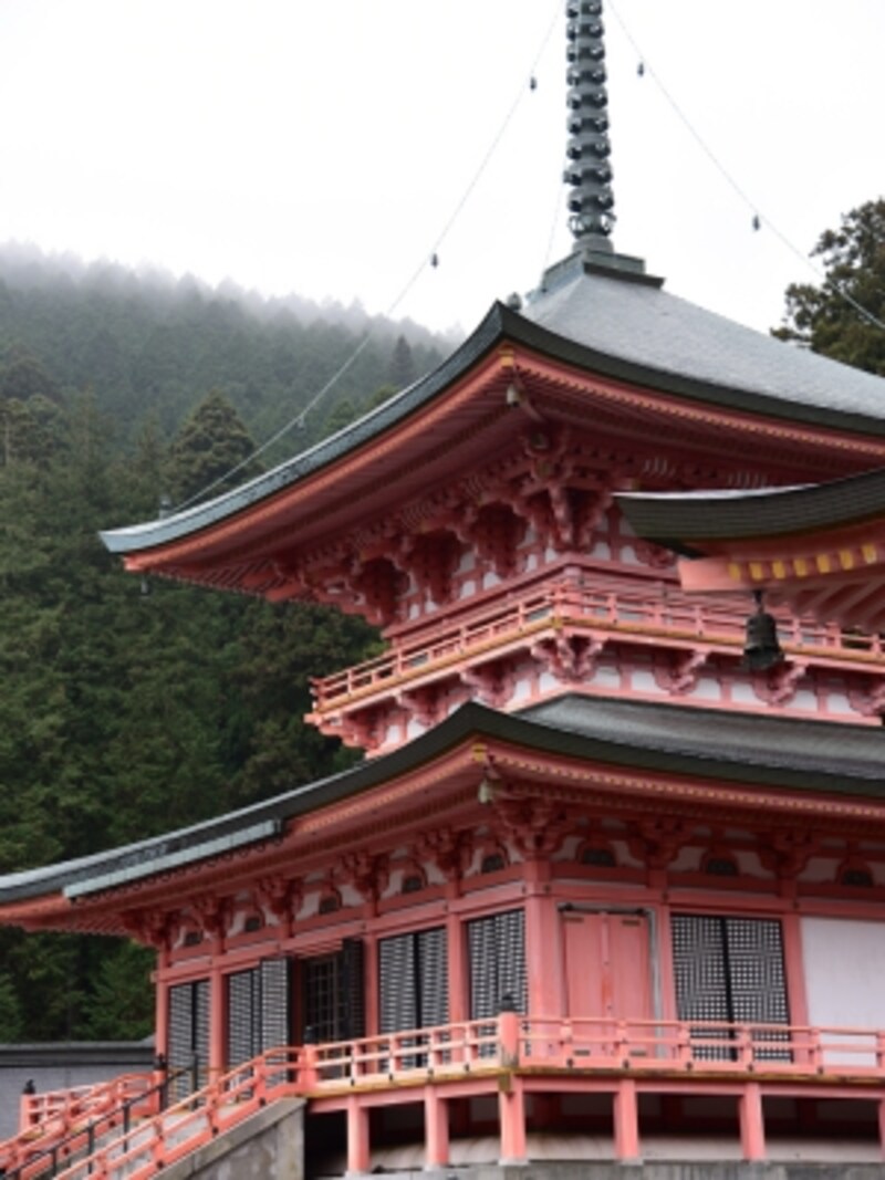 法華総持院東塔。最澄が日本全国に6つの宝塔を建て、日本を護る計画を立てましたが、その中心の役割を果たしたのがこの塔(現在の塔は昭和55年再建)