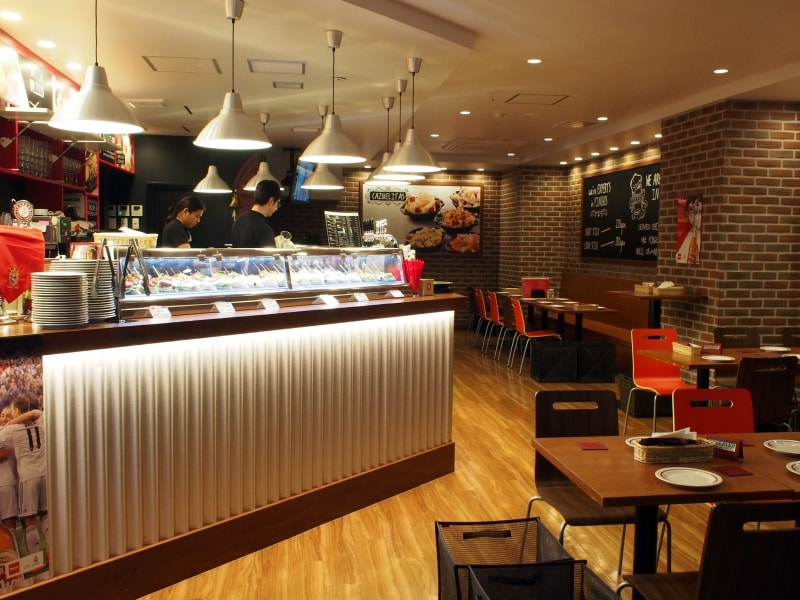 店内はスペイン式のカジュアルでフレンドリーな雰囲気。