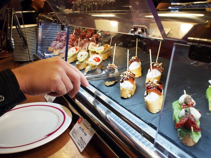 ピンチョスはケースから自由に取り出すセルフスタイル。