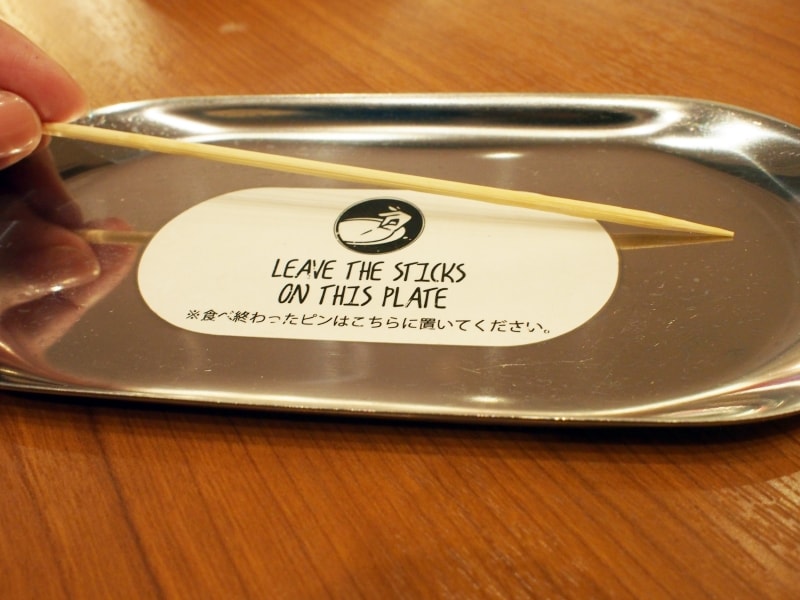 会計は食べ終わった串をカウントするスペインスタイル。