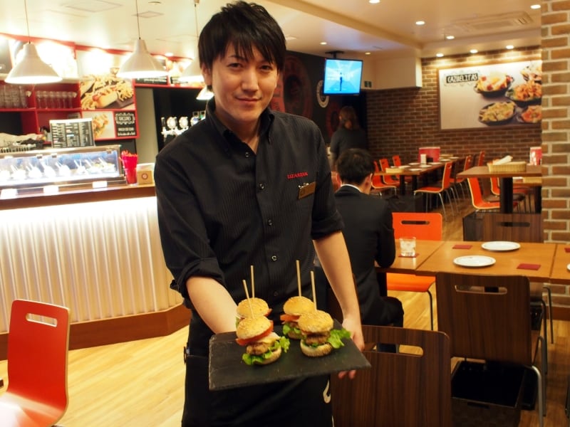 店舗マネージャー佐川さん。ベルの合図とともに出来立てピンチョスを運んでくれる。