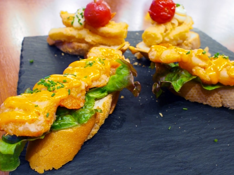 人気のホットピンチョス「イカのフリット・エビのブロチェッタ」