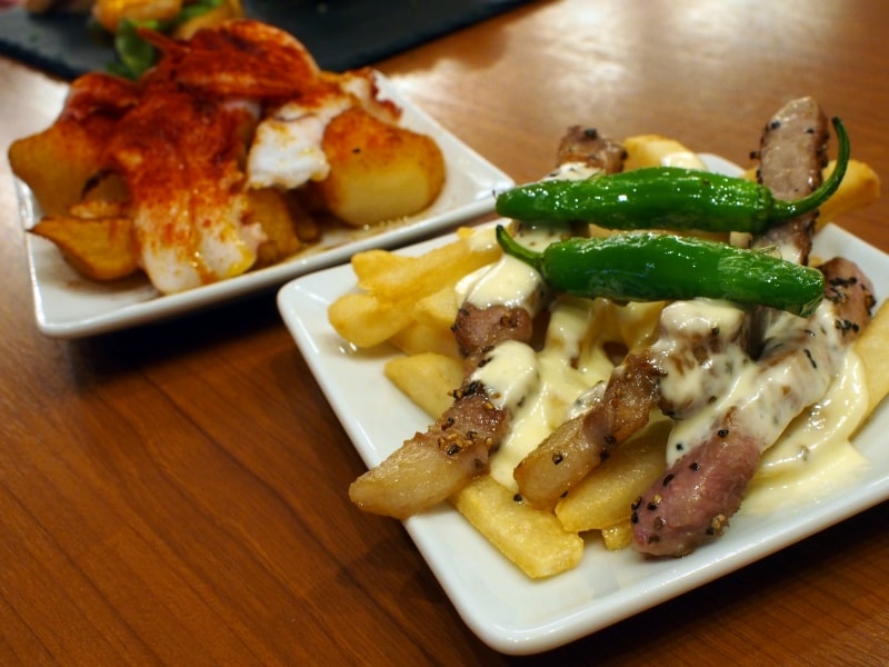 タコのガリシア風、ガリシア豚とポテトのブルーチーズソース。