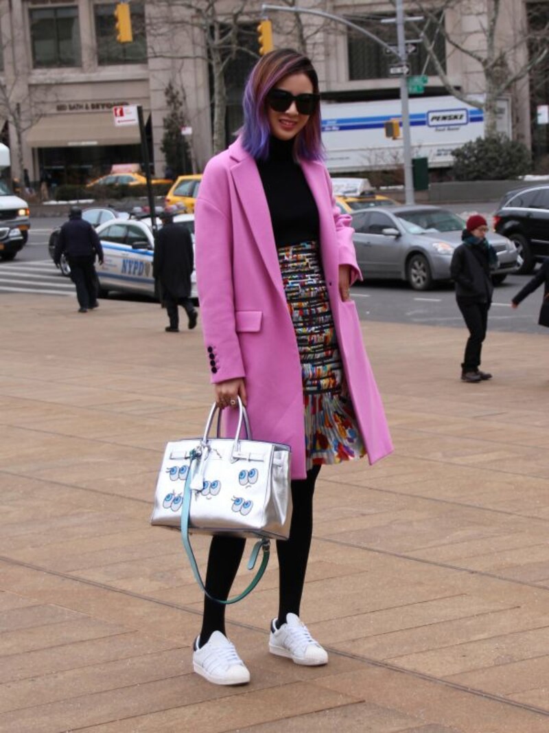 白スニーカー×シルバー系バッグでレトロフューチャーundefined(c)Rie Miyata