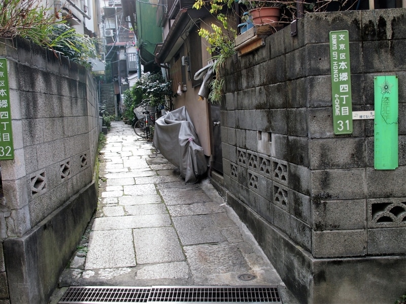 住んでいる人がいるので、見学には配慮が必要だ