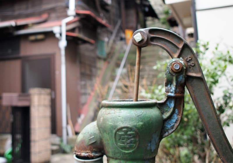 住んでいる人がいるので、見学には配慮が必要だ