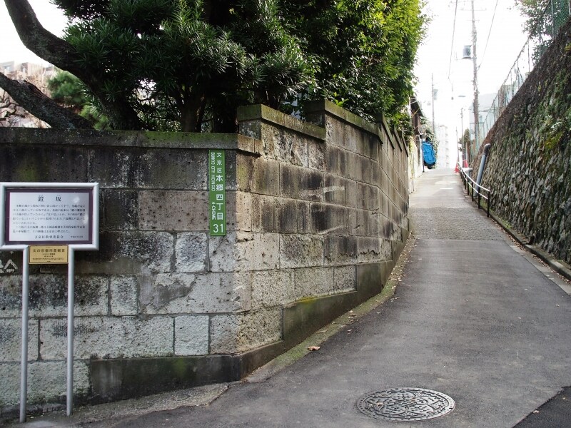 坂の名前の由来は鐙を作る職人の子孫が住んでいた、坂の形が鐙に似ているなど諸説ある