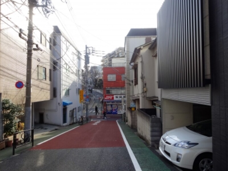 今は自販機のみが置かれている柴田商店の前からのぼる本妙寺坂