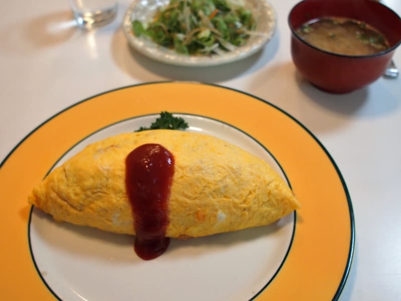 サラダと味噌汁が付いている