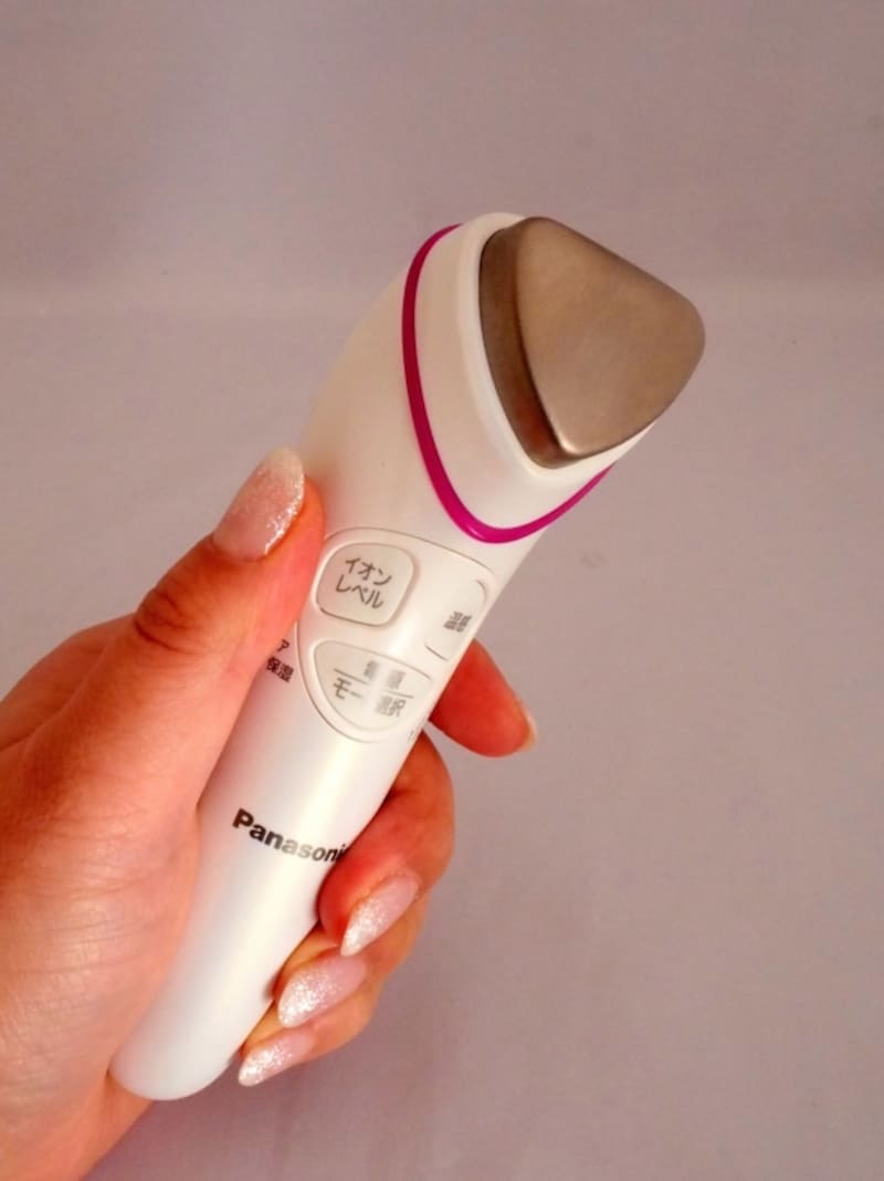 三角形のヘッドで顔に当てやすいパナソニックの「イオンエフェクター」