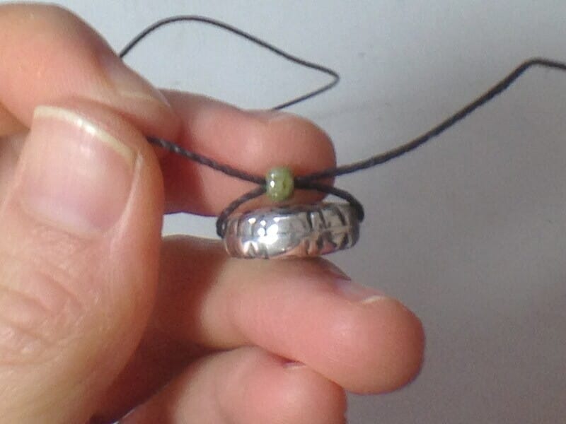 コードの大体真ん中に来る位置で交差。