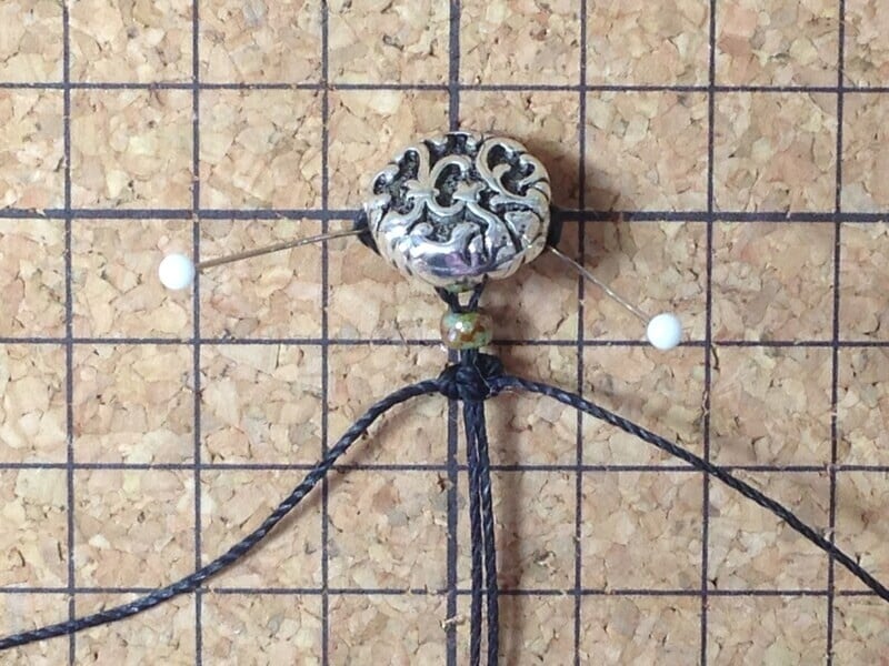 特大ビーズのきわで結びます。