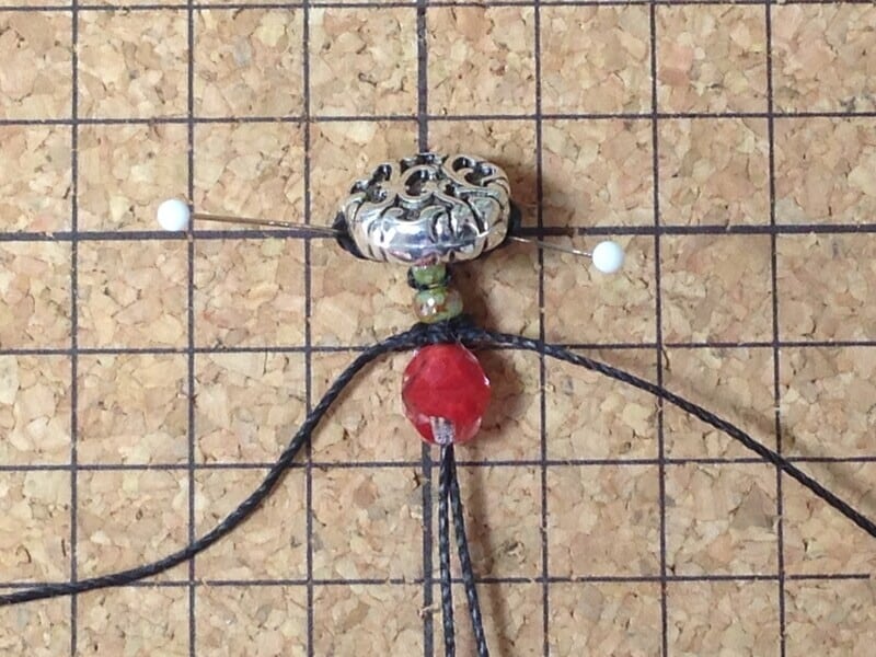 ファイアポリッシュをぎゅっと押し上げて隙間を詰めます。