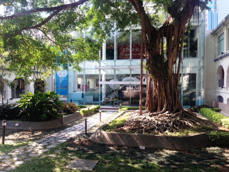 博物館の庭にはテーブルと椅子があり、くつろいでいる人の姿も