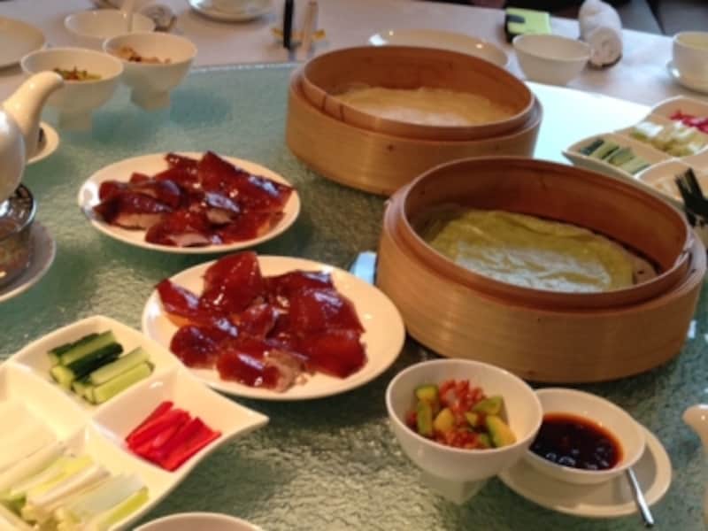 ネギやソースも入れて包んでいただく