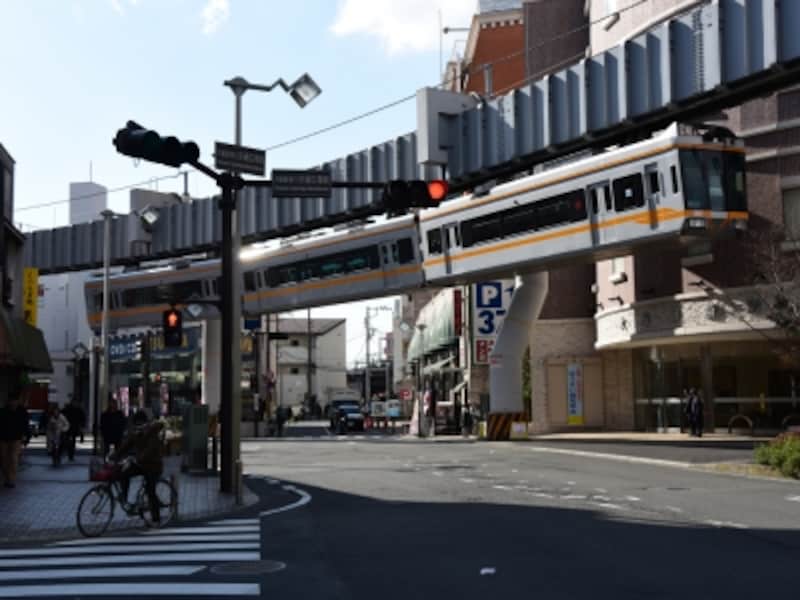 大船の街の空を飛ぶように走る「湘南モノレール」