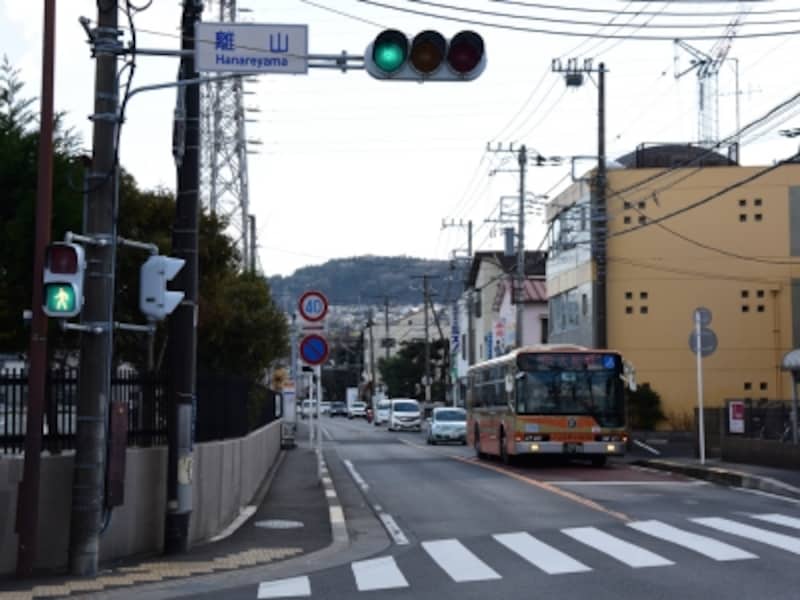 「離山」の交差点からは、正面に六国見山が見える