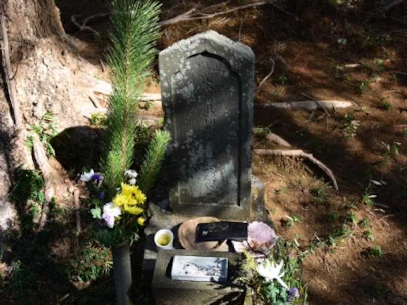 粟船山の義高の墓。義高は、幼いときに源頼朝の娘の大姫と政略上の理由から婚約した。しかし、親同士が対立するようになると、頼朝配下の者に暗殺された悲劇の武将