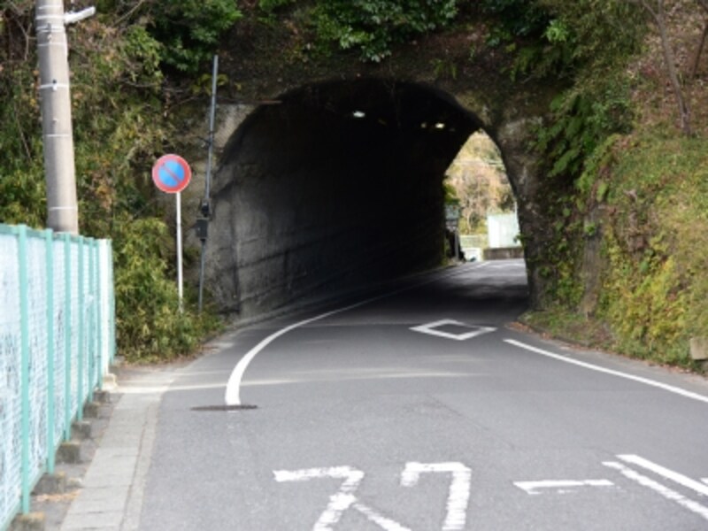 多門院の少し先にあるトンネル