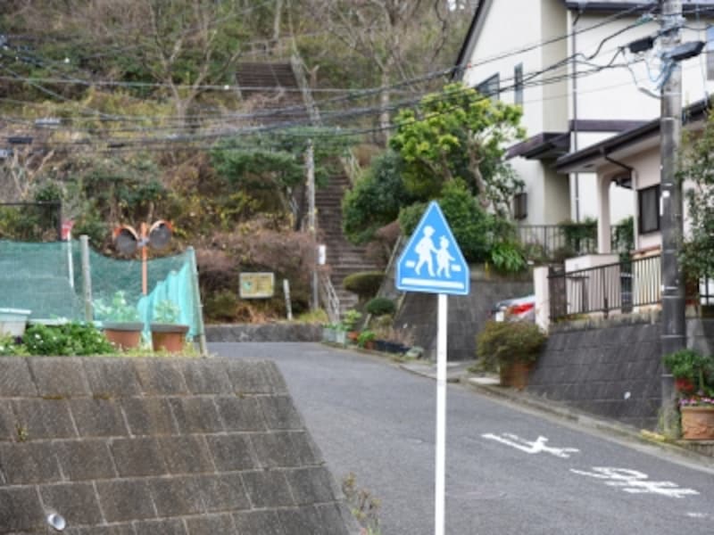 住宅地の奥にある、六国見山の登山口