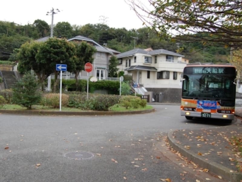 「高野台」バス停。大船駅から「高野台」までバスで来ることも可能だが、本数は日中、1時間1本程度