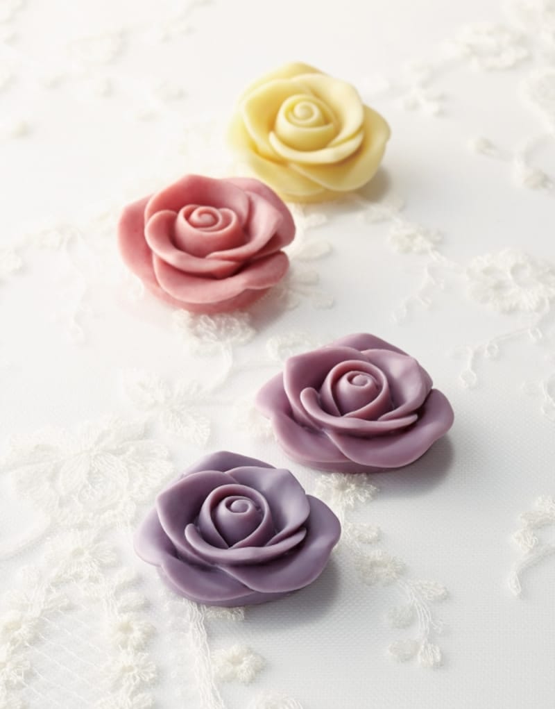 紫のバラの人をイメージしたバラのショコラ。完全に女性向き。
