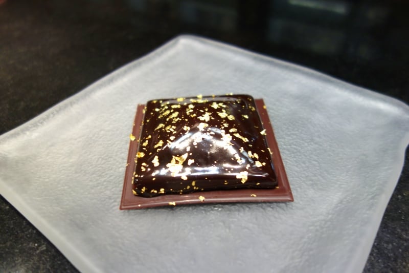 ベージュ アラン・デュカス東京のシグネチャー・デザート