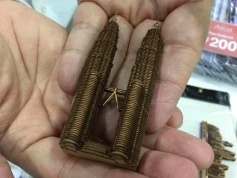 木製クラフトのブランド「Arch」で販売しているツインタワー。木の層は、なんと150層にもなっている。お見事！【マレーシアのお土産】