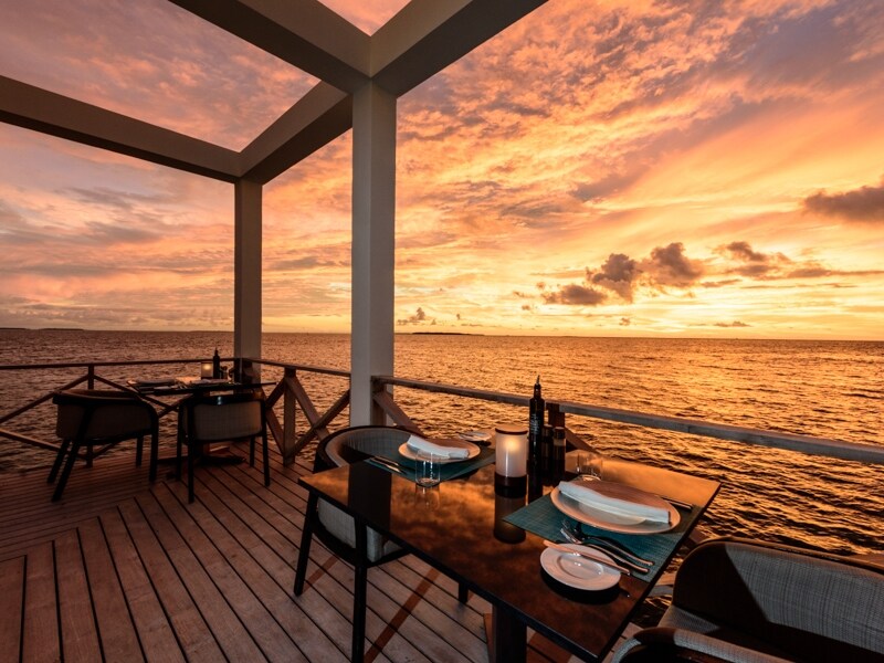 海の突き出すようなデザインのレストラン「LONU by Luke Mangan」。モルディブに インスパイアされたルーク氏の味をぜひ堪能して