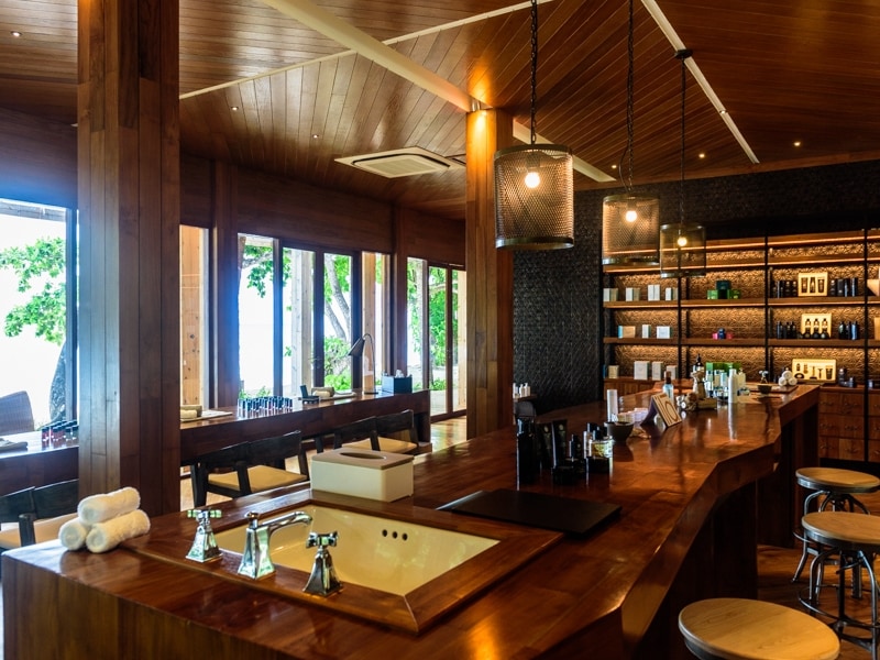 イギリスやオーストラリアで人気のスパプロダクトが並ぶカウンターコーナーは、 都会にあるデザイナーズコスメショップといった雰囲気。その場で色々試せる