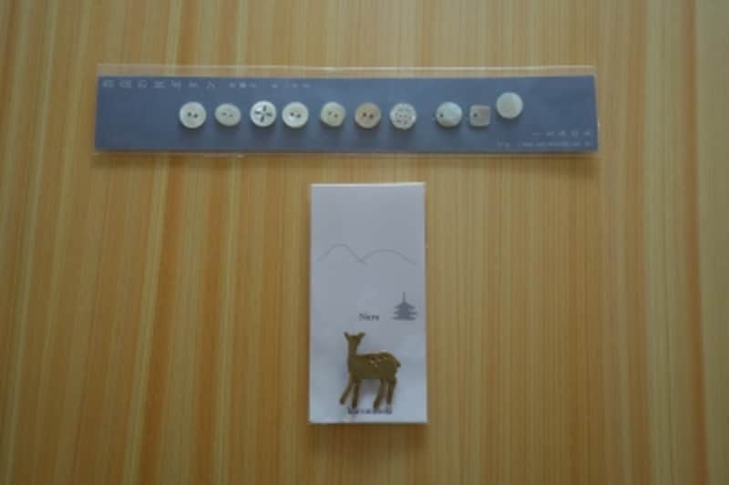 くるみの木オリジナル、貝ボタンと鹿ブローチ。