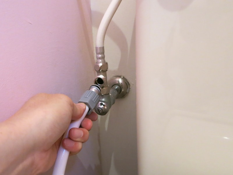 給水ホースを分岐金具にねじ込みますの画像