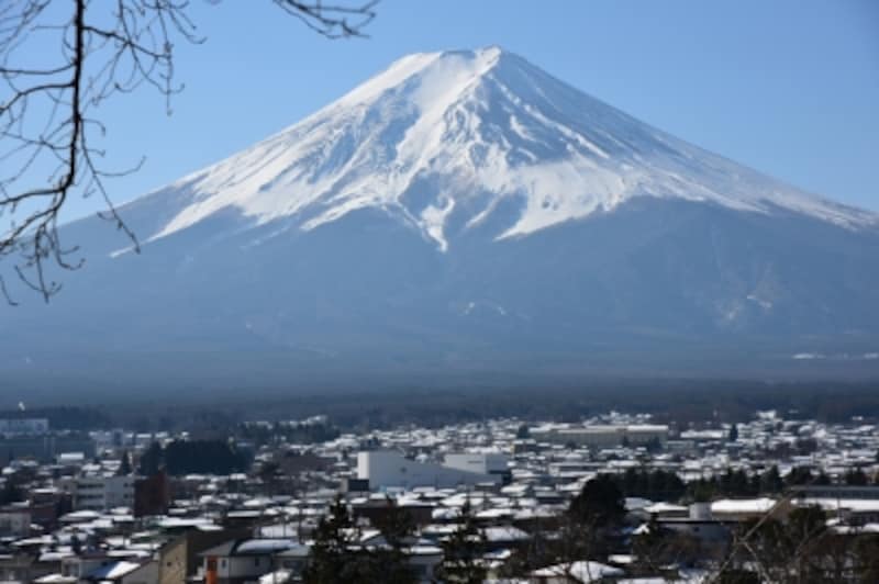 富士山麓の街、富士吉田市からは富士山が大きく見える
